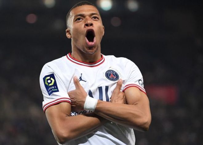 曼联签新中场恐突破1亿转会费大关！曝巨头考察左闸，被誉为德国坎塞洛