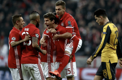 欧冠赛场精彩瞬间：巴萨主场2-0取胜,（欧冠高光时刻：巴萨坐镇主场2-0告捷）