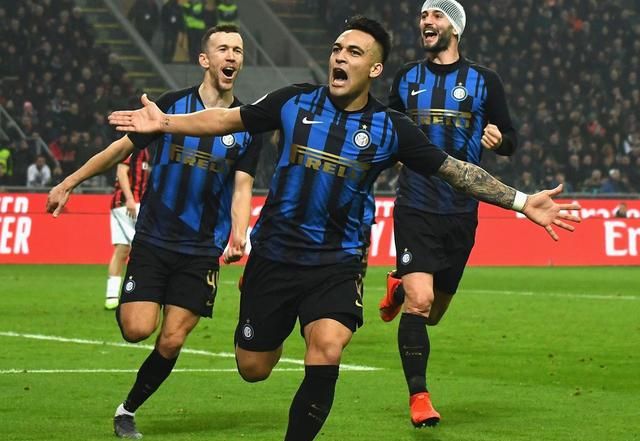 传闻：曼联和米兰球探现场考察18岁雷恩高中锋梅特（据称曼联与米兰派球探现场考察雷恩18岁中锋梅特）