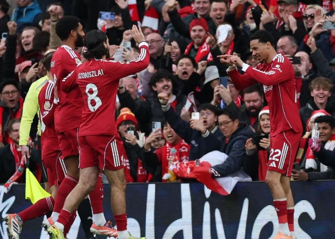 三连败！利物浦1-4埃因霍温Liverpool 1-4 PSV 🥶（利物浦惨遭三连败：1-4负于埃因霍温 🥶）