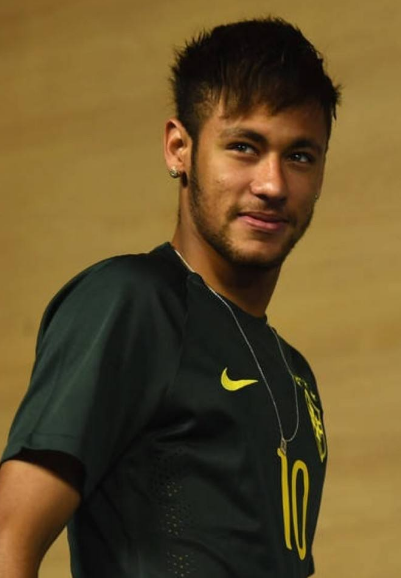 喀麦隆体育部长与足协主席埃托奥决裂，前者指责后者操纵选举（喀麦隆体育部长与足协主席埃托奥反目，部长指控其操纵选举）