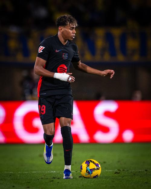 数据占优，拜仁对阿森纳5场不败，14次交手赢下8场（数据优势明显：拜仁近5次对阵阿森纳保持不败，14次交锋斩获8胜）