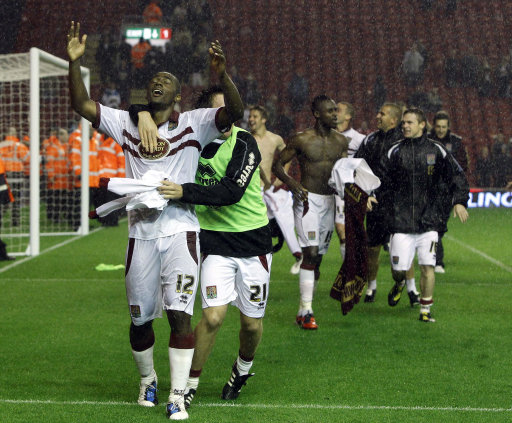 谢文能：感谢一年来支持球队的所有人，谢谢你们的支持和陪伴（谢文能：向所有支持球队的人致谢，感激这一年的陪伴与支持）