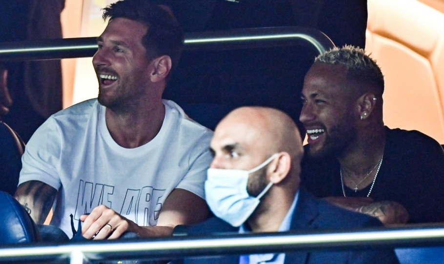 17岁天才卡尔展现极强潜力，德甲首秀表现亮眼，凭借出色技术和风格成为焦点。（17岁天才卡尔德甲首秀惊艳，精湛技术与独特风格尽显潜力成全场焦点）