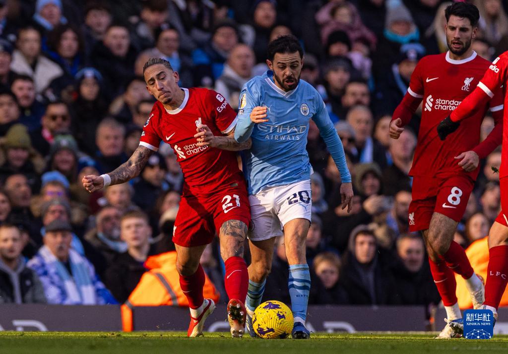 球星连续三次强硬打成（球星三度强硬打进）